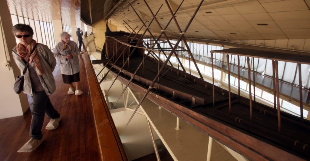 Η ηλιακή λέμβος του Χέοπα θα συντηρηθεί μπροστά στο κοινό του Μεγάλου Αιγυπτιακού Μουσείου