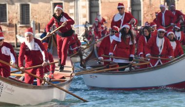 Εκατοντάδες Άγιοι Βασίληδες κάνουν αγώνες με γόνδολες στο Μεγάλο Κανάλι της Βενετίας