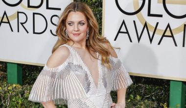 Η 50χρονη Ντρου Μπάριμορ πόζαρε στο Instagram χωρίς ίχνος μέικ απ: «Η γήρανση είναι ένα προνόμιο» (βίντεο)