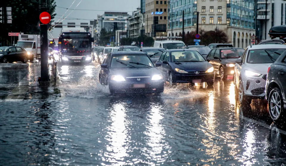 Πλημμύρισε η Πειραιώς: Διακόπηκε η κυκλοφορία και στα δύο ρεύματα λόγω της βροχόπτωσης