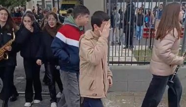 Αμύνταιο: Oι μαθητές αρνήθηκαν να πουν τα κάλαντα στον Α.Γεωργιάδη και στήριξαν τους αγρότες γονείς τους στα μπλόκα