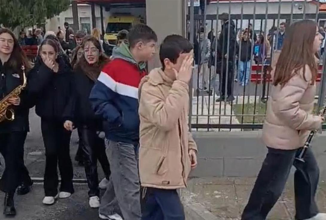 Αμύνταιο: Oι μαθητές αρνήθηκαν να πουν τα κάλαντα στον Α.Γεωργιάδη και στήριξαν τους αγρότες γονείς τους στα μπλόκα