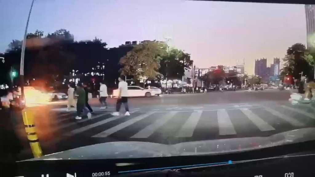 Βίντεο: Ηλεκτρικό ποδήλατο στην Κίνα άρπαξε φωτιά και ο νεαρός αναβάτης «τυλίχθηκε» στις φλόγες