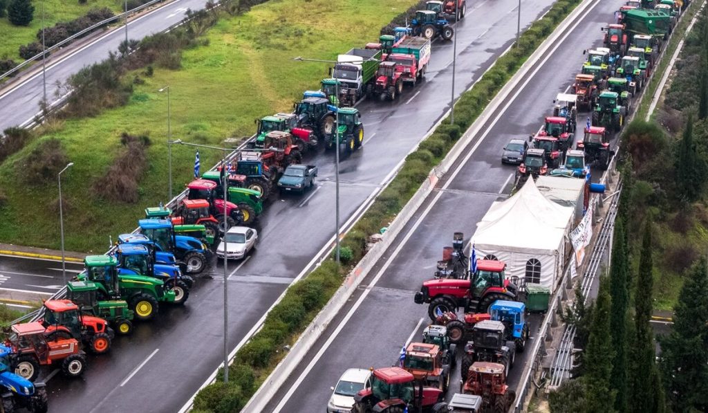 Σε εξέλιξη η έξοδος των εκδρομέων: Με χαμηλές ταχύτητες λόγω μπλόκων – Ένα ρεύμα κυκλοφορίας ελεύθερο στο Σχηματάρι