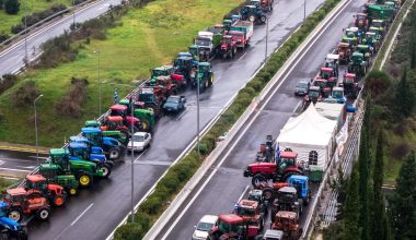 Σε εξέλιξη η έξοδος των εκδρομέων: Με χαμηλές ταχύτητες λόγω μπλόκων – Ένα ρεύμα κυκλοφορίας ελεύθερο στο Σχηματάρι