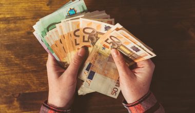 Οι αυξήσεις στις καθαρές αποδοχές των δημοσίων υπαλλήλων – Αναλυτικά παραδείγματα