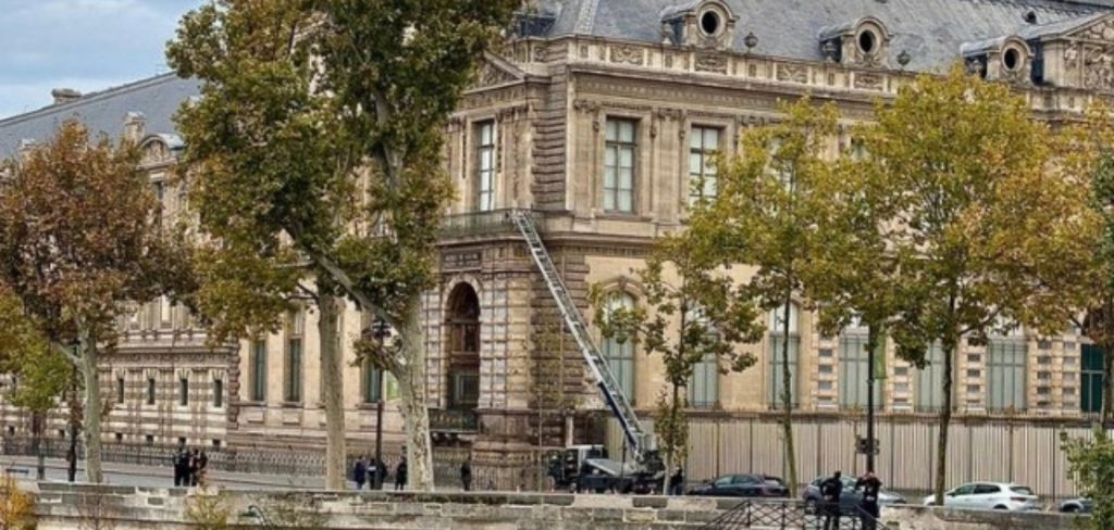 Ληστεία στο Μουσείο του Λούβρου: Έβαλαν κάγκελα στα παράθυρα που έσπασαν οι δράστες (φώτο)