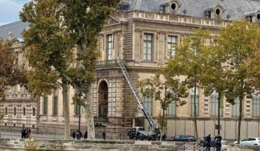 Ληστεία στο Μουσείο του Λούβρου: Έβαλαν κάγκελα στα παράθυρα που έσπασαν οι δράστες (φώτο)