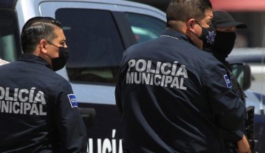 Βίντεο: Η στιγμή που άνδρας σκαρφαλώνει σε στύλο για να ξεφύγει από την αστυνομία και παθαίνει ηλεκτροπληξία!