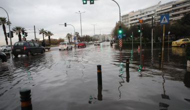 Ταύρος: Αδιανόητες εικόνες από τη σημερινή καταιγίδα – Δεκάδες αυτοκίνητα μέσα στο νερό