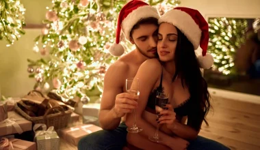 Όταν σβήνουν τα λαμπάκια, ανάβουν τα πάθη: Το σεξ ως βάλσαμο του χριστουγεννιάτικου στρες