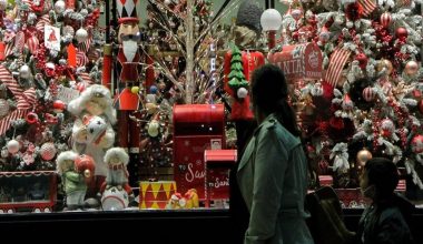 Παραμονή Χριστουγέννων: Δείτε τι ώρα κλείνουν σήμερα τα σούπερ μάρκετ και τα καταστήματα