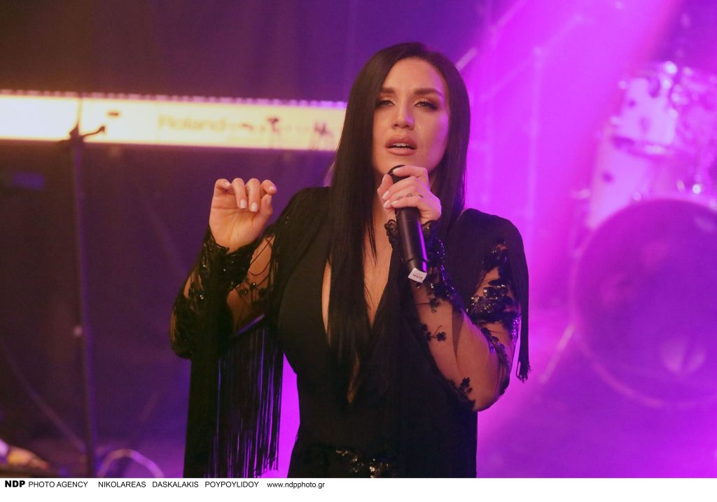 «Τα πήρε» η Ι.Καλλιμάνη: Θαμώνας της πέταξε λουλούδια με νερό στο πρόσωπο (βίντεο)