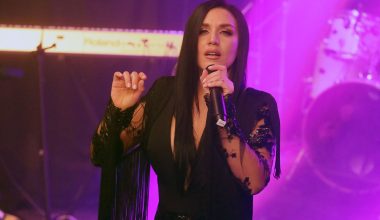 «Τα πήρε» η Ι.Καλλιμάνη: Θαμώνας της πέταξε λουλούδια με νερό στο πρόσωπο (βίντεο)