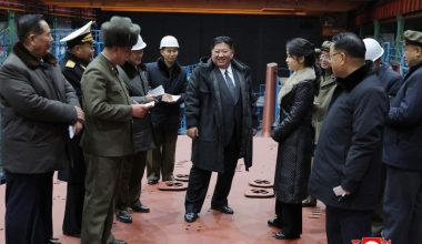 Κιμ Γιονγκ Ουν: Επιθεώρησε πυρηνοκίνητο υποβρύχιο 8.700 τόνων που ναυπηγήθηκε πρόσφατα (φώτο)