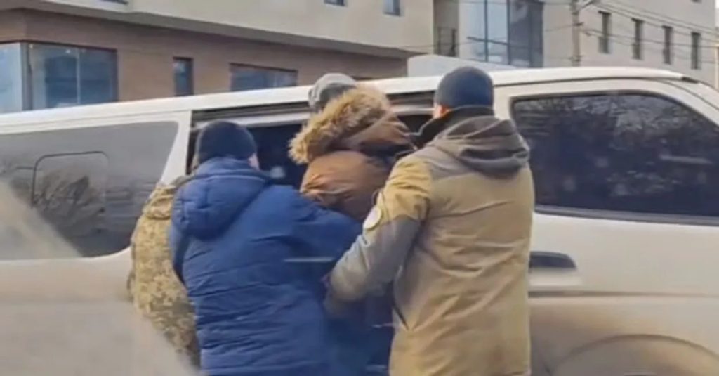 Βίντεο: Ουκρανοί στρατονόμοι ρίχνουν σπρέι πιπεριού σε γυναίκα που προσπαθεί να γλιτώσει τον άντρα της