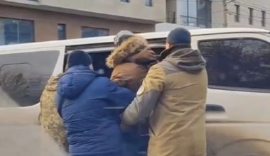 Βίντεο: Ουκρανοί στρατονόμοι ρίχνουν σπρέι πιπεριού σε γυναίκα που προσπαθεί να γλιτώσει τον άντρα της