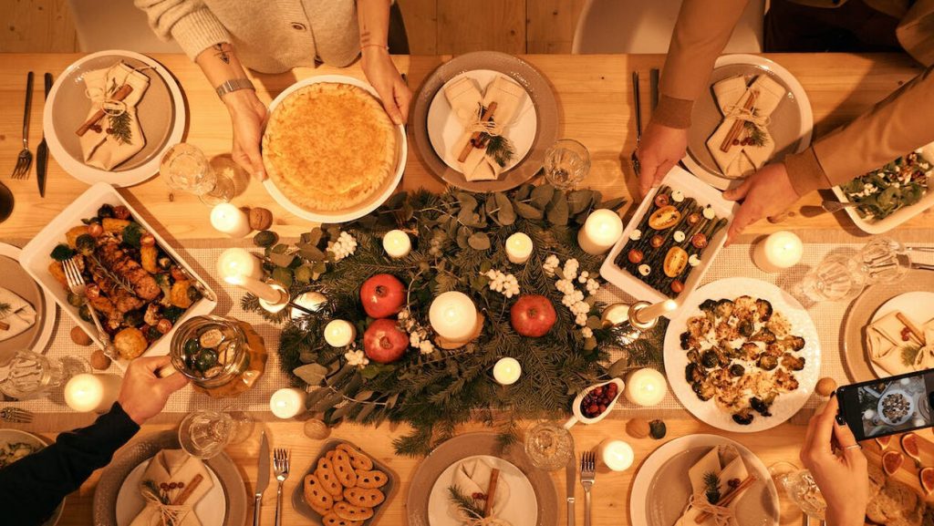 Αυτά είναι τα πιο… περίεργα χριστουγεννιάτικα πιάτα στον κόσμο – Από τηγανιτές κάμπιες μέχρι θαλασσινό παπαγάλο