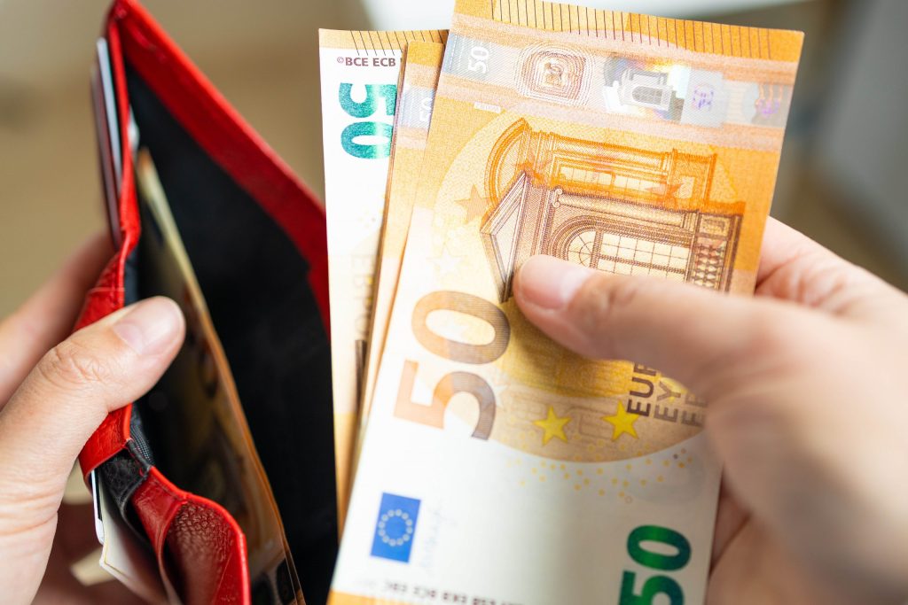 Οι φορολογικές «παγίδες» πίσω από τους κοινούς τραπεζικούς λογαριασμούς – Τι πρέπει να προσέχετε