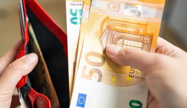 Οι φορολογικές «παγίδες» πίσω από τους κοινούς τραπεζικούς λογαριασμούς – Τι πρέπει να προσέχετε