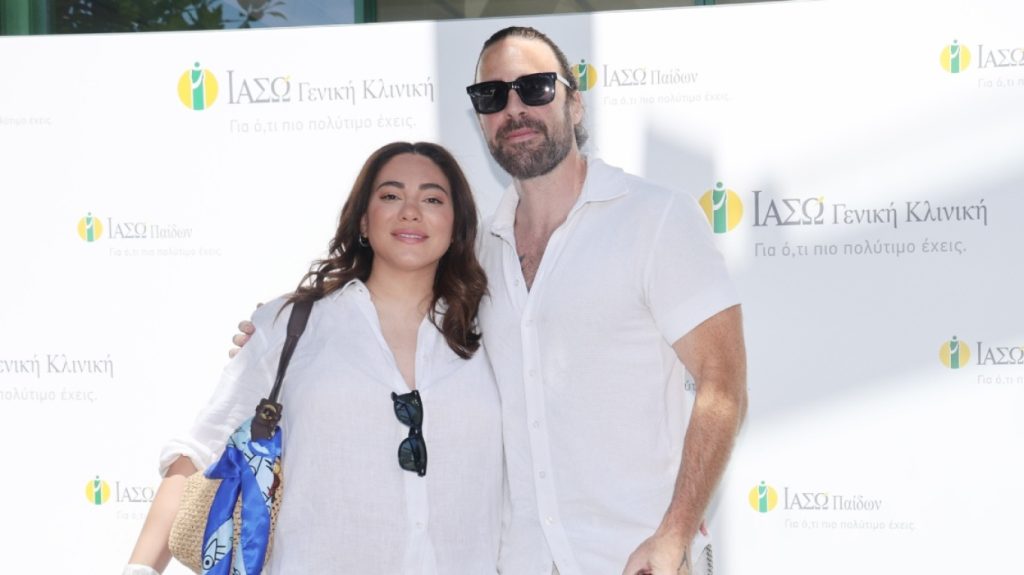 Ε.Βαλαβάνη: Οι φωτογραφίες που δημοσίευσε με την οικογένειά της δίπλα σε χριστουγεννιάτικο δέντρο