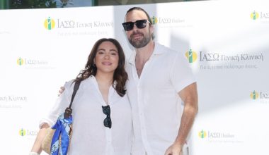 Ε.Βαλαβάνη: Οι φωτογραφίες που δημοσίευσε με την οικογένειά της δίπλα σε χριστουγεννιάτικο δέντρο