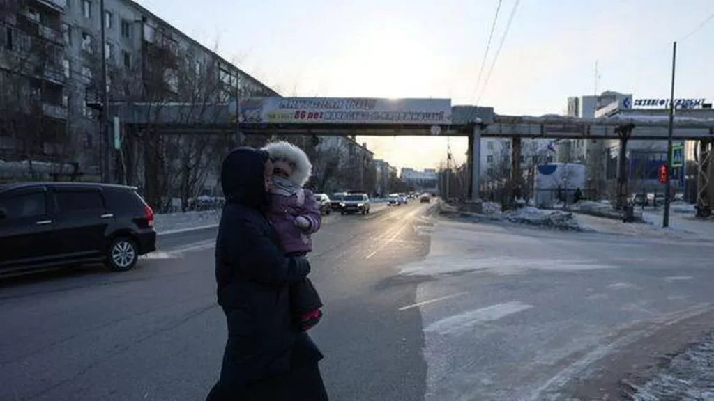 Βίντεο: Οι Ρώσοι εργάζονται ακόμη και σε ακραίες θερμοκρασίες «κατάψυξης» έως και -50°C!