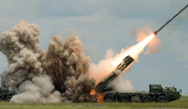 Βίντεο: Ρωσικός πύραυλος MLRS Tornado-S διέλυσε σημείο ανάπτυξης των ουκρανικών δυνάμεων στην Μίρνογκραντ