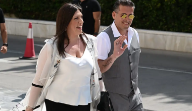 Ζ.Κωνσταντοπούλου – Δ.Καραναστάσης: Πόζαραν μαζί σε γιορτινή διάθεση δίπλα σε χριστουγεννιάτικο δέντρο (φωτο)