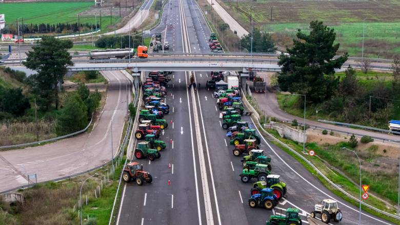 Η κυβέρνηση κατάφερε το ακατόρθωτο: Έχει κρατήσει τους αγρότες στους δρόμους εν μέσω εορτών