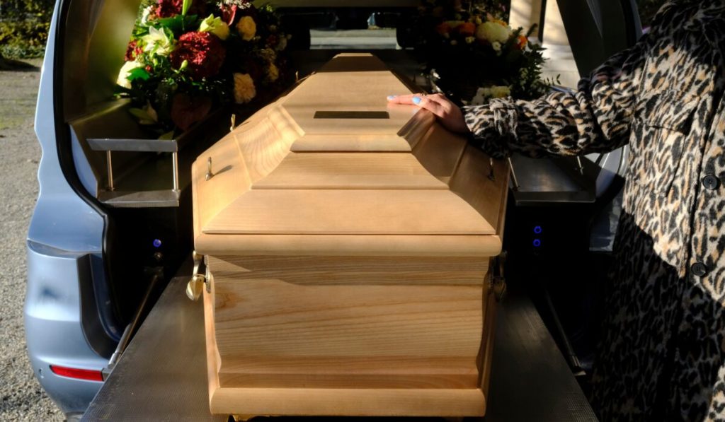 Ο πραγματικός λόγος που ένα φέρετρο μπορεί να εκραγεί