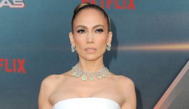 Τ.Λόπεζ: H σέξι εμφάνιση της τραγουδίστριας με κόκκινο εφαρμοστό φόρεμα ανήμερα των Χριστουγέννων (βίντεο)