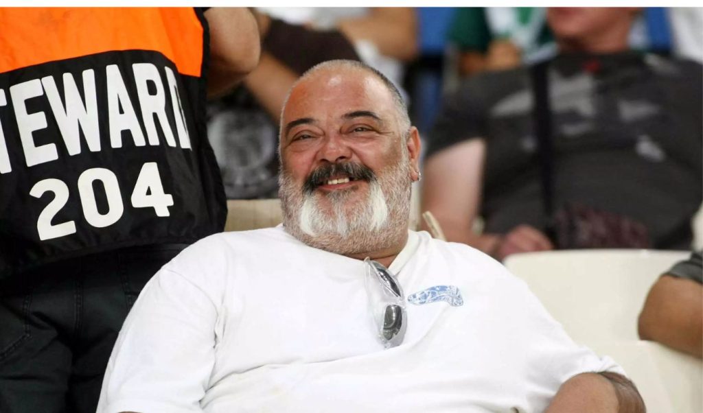 Περιπέτεια υγείας για τον Στηβ Ντούζο: Νοσηλεύεται στο νοσοκομείο