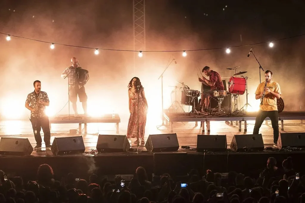 Μπάντα στην Φλώρινα θεώρησε «νορμάλ» να τραγουδήσει στα… σλαβικά!