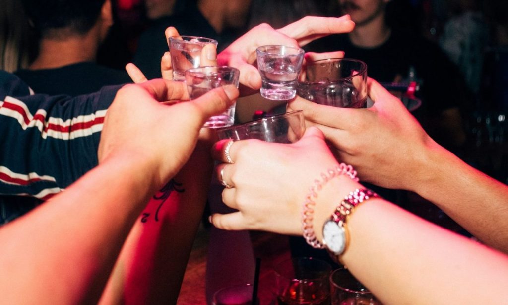 Αθήνα: Στο νοσοκομείο 16χρονη μετά από κατανάλωση αλκοόλ – Χειροπέδες στον ιδιοκτήτη του καταστήματος