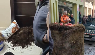 Φλώρινα: Αγρότες πέταξαν άχυρο και κοπριά στο γραφείο του βουλευτή της ΝΔ Σ.Παπασωτηρίου (βίντεο)