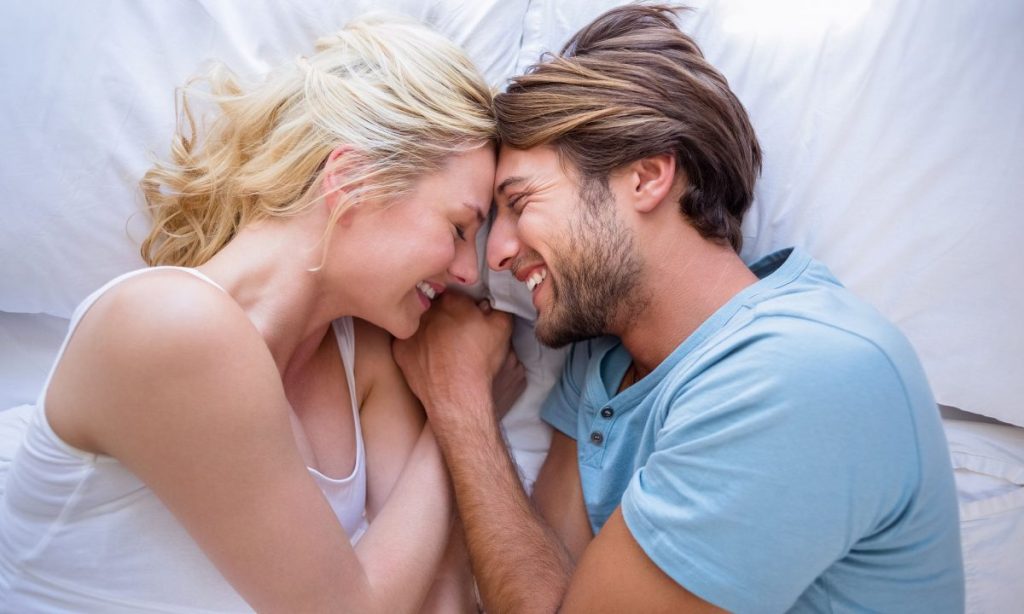 Όσα πρέπει να ξέρετε για τη σκανδιναβική μέθοδο ύπνου: Πώς βοηθάει τα ζευγάρια