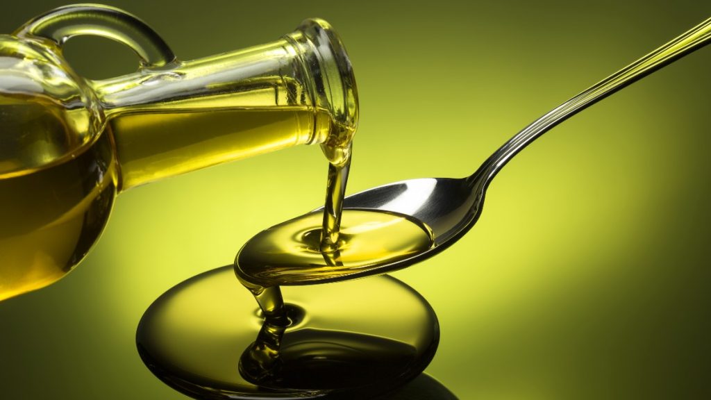 Δείτε ποια είναι τα οφέλη του να καταναλώνετε καθημερινά μια κουταλιά ελαιόλαδο