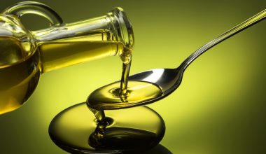 Δείτε ποια είναι τα οφέλη του να καταναλώνετε καθημερινά μια κουταλιά ελαιόλαδο