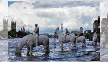 Λονδίνο: Τα αγάλματα που όλοι βλέπουν για δύο ώρες και μετά βυθίζονται στα νερά του Τάμεση