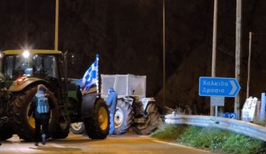 Εύβοια: Οι αγρότες έδωσαν στην κυκλοφορία την Υψηλή Γέφυρα – Απομάκρυναν τα οχήματά τους