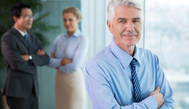 Γιατί η γενιά των «boomers» συνεχίζει να καταδυναστεύει τις ζωές όλων μας