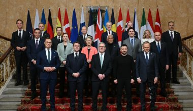 Τζάκσον Χινκλ: «Η Ευρώπη δεν προετοιμάζεται για πόλεμο – Προετοιμάζεται για κατάρρευση»