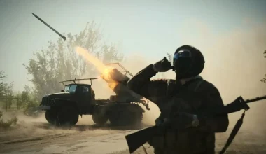 Ντιμιτρόφ: Ρώσοι στρατιώτες κυματίζουν τη ρωσική σημαία με τα την κατάληψη της πόλης