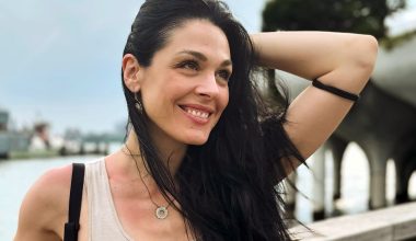 Ι.Τριανταφυλλίδου: Φωτογραφήθηκε αγκαλιά με το νεογέννητο γιο της δίπλα σε χριστουγεννιάτικο δέντρο