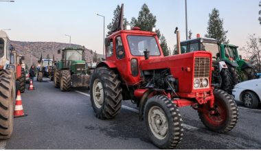 Αγροτικά μπλόκα: Kλείνει η αερογέφυρα στη Νίκαια – Κλιμάκωση των κινητοποιήσεων αποφασίστηκε στην σύσκεψη