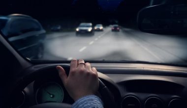 Τι είναι ο κανόνας «10 και 2» στην οδήγηση: Γιατί πλέον θεωρείται επικίνδυνος