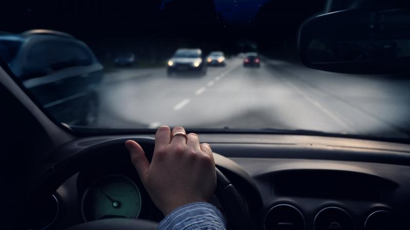 Τι είναι ο κανόνας «10 και 2» στην οδήγηση: Γιατί πλέον θεωρείται επικίνδυνος