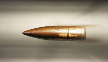 Παραλίγο τραγωδία στο Ηράκλειο: Σφαίρα από μπαλωθιές «καρφώθηκε» σε παράθυρο πολυκατοικίας (φώτο)