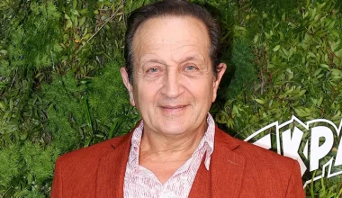 Σ.Μπιμπίλας: «Έχω κάνει τολμηρά πράγματα – Έχω δώσει το πρώτο γκέι φιλί στο θέατρο»